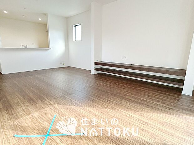 【現地写真(リビング)】フローリング材には、木目、色調など木材特有の風合いがあり、ナチュラルな美しさになっています。