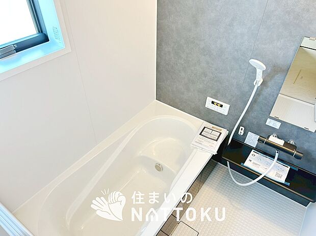 【現地写真(浴室)】浴室暖房乾燥機付き。1坪タイプで広々です。