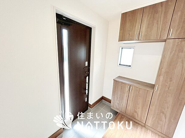 【現地写真（玄関）】玄関には、大型のシューズ収納を設置しています。