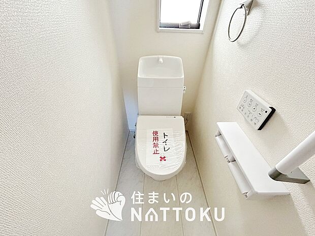 【トイレ】汚れてもサッとひと拭きでお手入れ簡単、エコ仕様の温水洗浄便座付きのトイレです。
バリアフリーにも配慮しています。