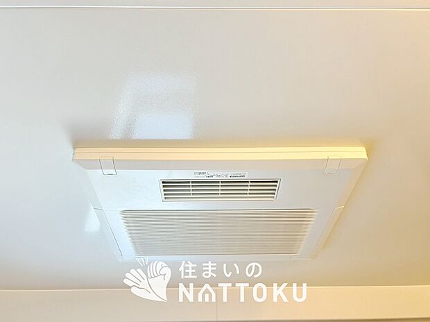 【電気式浴室暖房換気乾燥機】寒い冬場はあたたかく、暑い夏場は扇風機のような心地よさです。
雨の日は、浴室が衣類乾燥スペースになります。