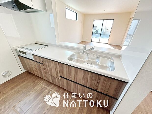 【現地写真（キッチン）】納たっぷりのシステムキッチン、浄水器付水栓を標準装備しています。