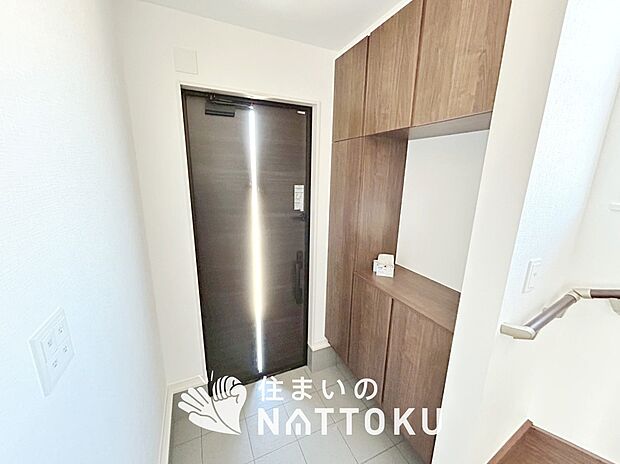 【現地写真(玄関)】玄関には、大型のシューズ収納を設置しています。