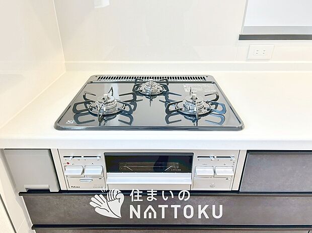 【ビルトインコンロ】フラットな構造で清掃性が高く、過熱防止センサー付3口タイプで日頃の家事も快適です。