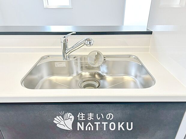 【浄水器内臓ハンドシャワー付シンク】広々とした凸型シンクに洗剤ポケットを標準装備。すっきり収納できます。
また、蛇口の先端に浄水器を内蔵しているため場所をとりません。