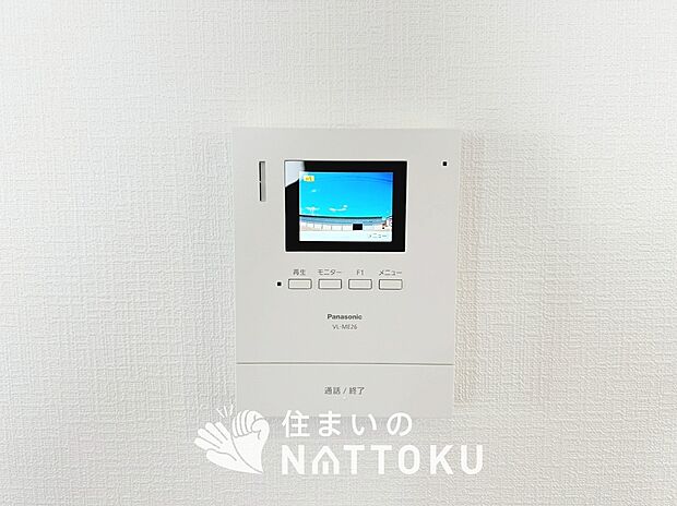 【TVモニター付インターホン】手放し通話ができ、送話表示灯で送話・受話状態が確認できます。
映像と音声で玄関先の様子をチェックできるモニター機能や、夜間の訪問者の顔も確認できるLEDライトを装備しています。