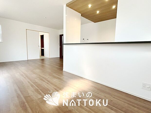 【現地写真(リビング)】フローリング材には、木目、色調など木材特有の風合いがあり、ナチュラルな美しさになっています。