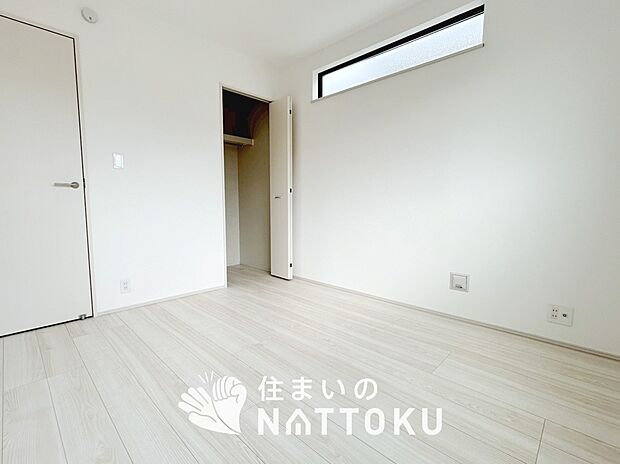 【現地写真（寝室）】木目の美しさを際立たせるシンプルデザインの建具を使用しています。