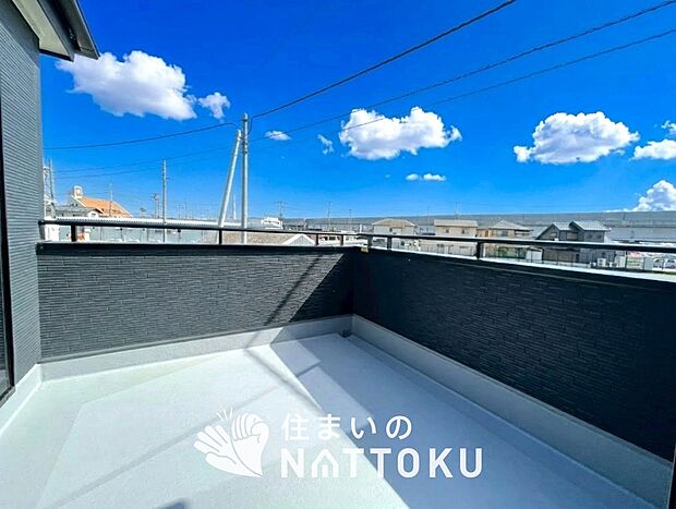 【バルコニー】奥行きが広く、洗濯物をゆったりと干せる十分な広さで、家族の洗濯も捗ります。