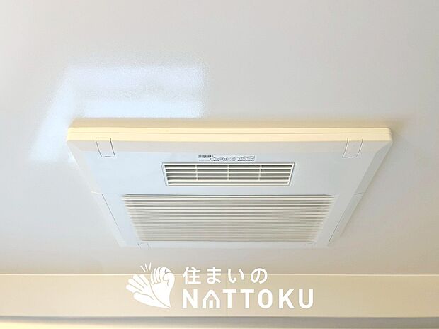 【電気式浴室暖房換気乾燥機】寒い冬場はあたたかく、暑い夏場は扇風機のような心地よさです。
雨の日は、浴室が衣類乾燥スペースになります。