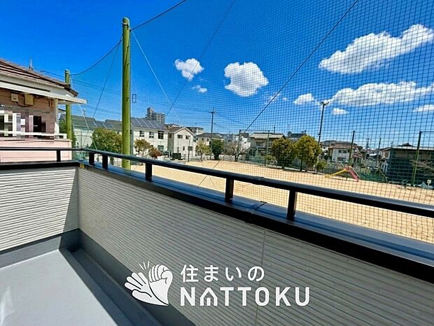 【バルコニー】奥行きが広く、洗濯物をゆったりと干せる十分な広さで、家族の洗濯も捗ります。