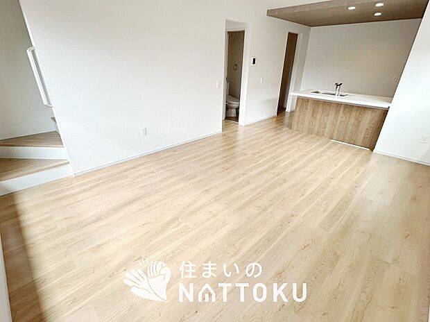 【現地写真（リビング）】フローリング材には、木目、色調など木材特有の風合いがあり、ナチュラルな美しさになっています。