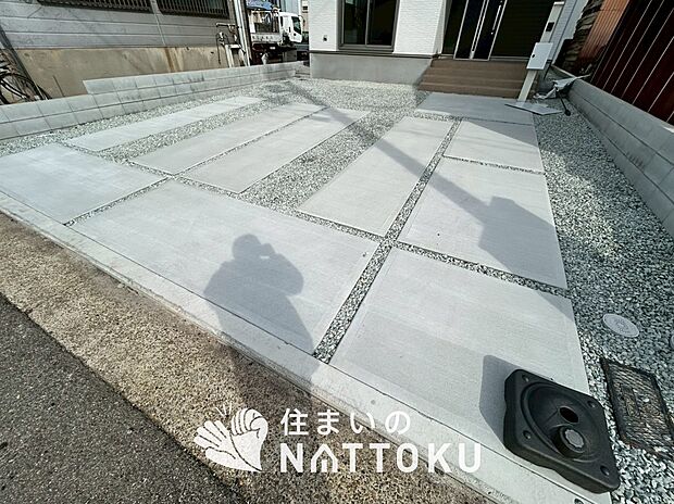 【現地写真（駐車場）】駐車スペースが広く、運転が苦手な方も安心です。