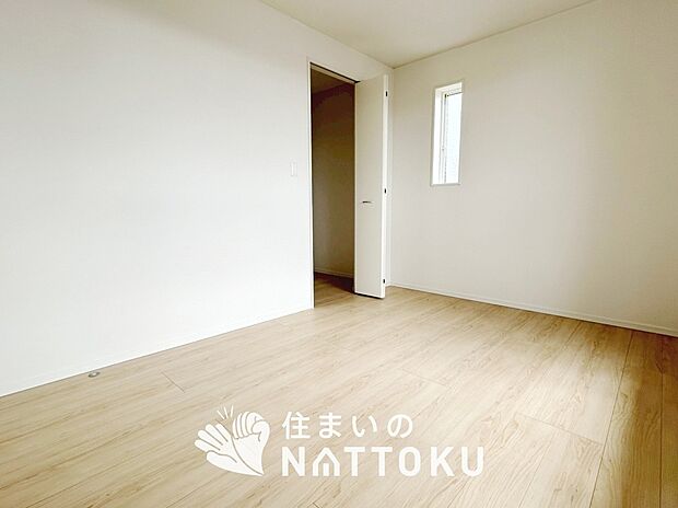 【現地写真（寝室）】木目の美しさを際立たせるシンプルデザインの建具を使用しています。