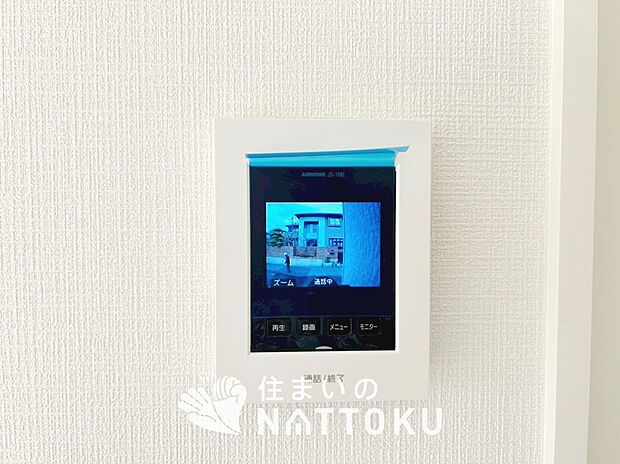 【TVモニター付インターホン】手放し通話ができ、送話表示灯で送話・受話状態が確認できます。
映像と音声で玄関先の様子をチェックできるモニター機能や、夜間の訪問者の顔も確認できるLEDライトを装備しています。