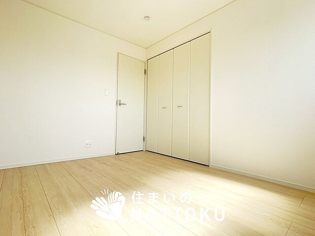 【現地写真（寝室）】木目の美しさを際立たせるシンプルデザインの建具を使用しています。