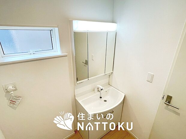 【洗面台・洗面所】鏡の両サイドは、必要なものを取出しやすく、大きな鏡面で朝の準備も快適。
使いやすいリフトアップ機能付きのシングルレバーシャワー水栓付です。