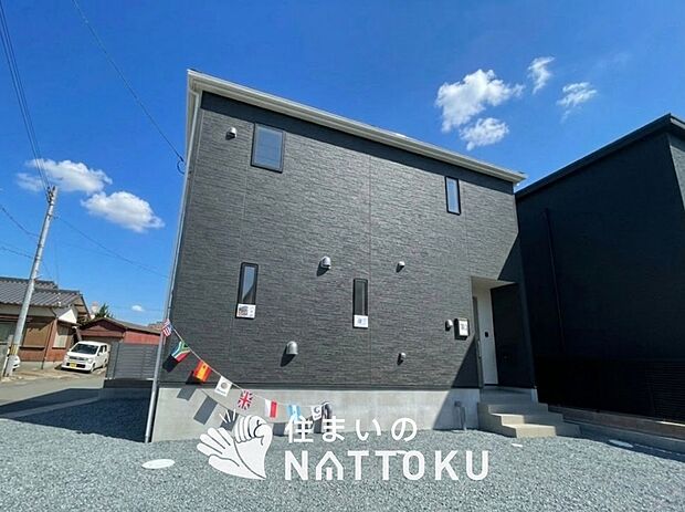 【現地写真（外観）】雨で汚れを落とし、耐久性・耐候性に優れた外壁を使用しています。