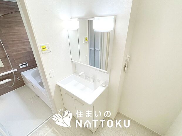 【洗面台・洗面所】鏡の両サイドは、必要なものを取出しやすく、大きな鏡面で朝の準備も快適。
使いやすいリフトアップ機能付きのシングルレバーシャワー水栓付です。