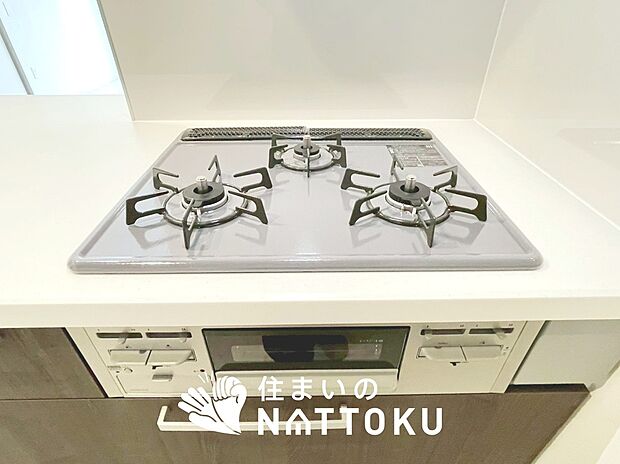 【ビルトインコンロ】フラットな構造で清掃性が高く、過熱防止センサー付3口タイプで日頃の家事も快適です。