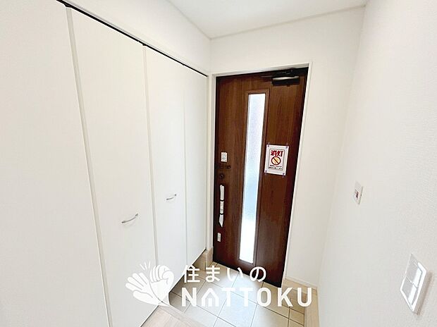 【現地写真（玄関）】玄関には、大型のシューズ収納を設置しています。