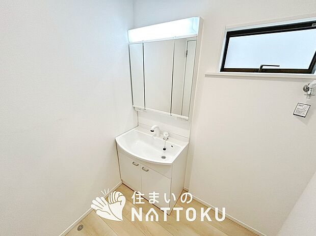 【洗面台・洗面所】鏡の両サイドは、必要なものを取出しやすく、大きな鏡面で朝の準備も快適。
使いやすいリフトアップ機能付きのシングルレバーシャワー水栓付です。