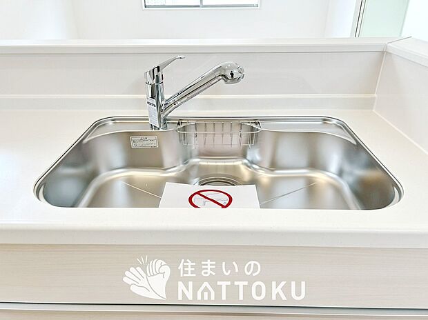 【浄水器内臓ハンドシャワー付シンク】広々とした凸型シンクに洗剤ポケットを標準装備。すっきり収納できます。
また、蛇口の先端に浄水器を内蔵しているため場所をとりません。