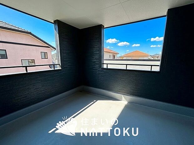 【バルコニー】奥行きが広く、洗濯物をゆったりと干せる十分な広さで、家族の洗濯も捗ります。