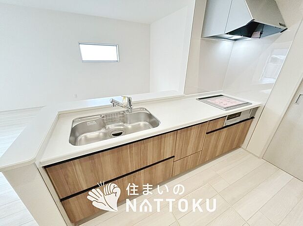 【現地写真(キッチン)】収納たっぷりのシステムキッチン、浄水器付水栓を標準装備しています。