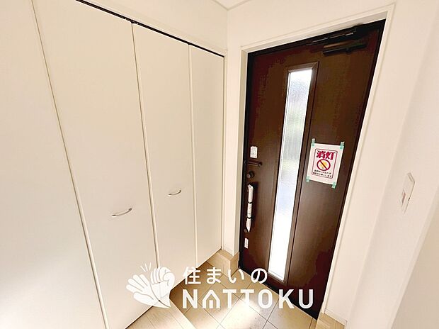 【現地写真（玄関）】玄関には、大型のシューズ収納を設置しています。