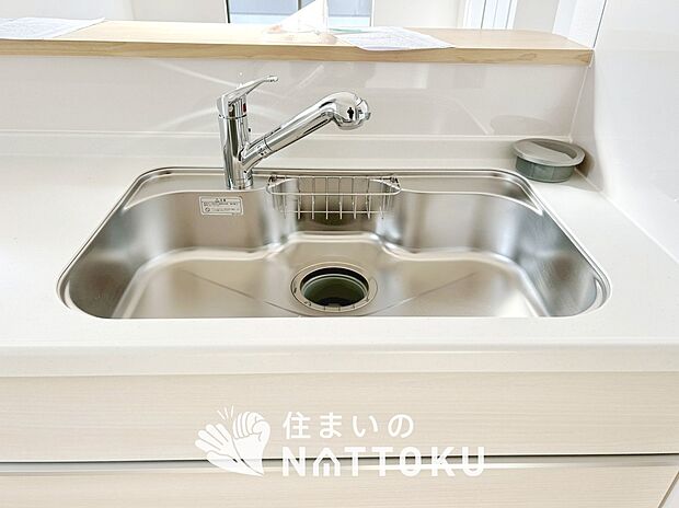 【浄水器内臓ハンドシャワー付シンク】広々とした凸型シンクに洗剤ポケットを標準装備。すっきり収納できます。
また、蛇口の先端に浄水器を内蔵しているため場所をとりません。