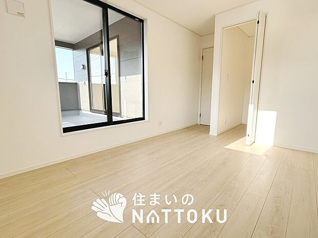 【現地写真（寝室）】木目の美しさを際立たせるシンプルデザインの建具を使用しています。