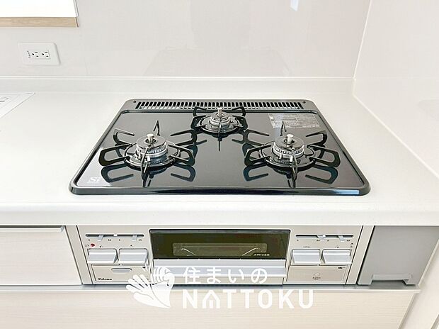【ビルトインコンロ】フラットな構造で清掃性が高く、過熱防止センサー付３口タイプで日頃の家事も快適です。