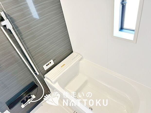 【現地写真（浴室）】浴室暖房乾燥機付き。１坪タイプで広々です。