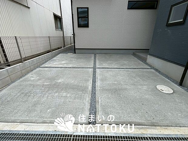 【現地写真(駐車場)】駐車スペースが広く、運転が苦手な方も安心です。