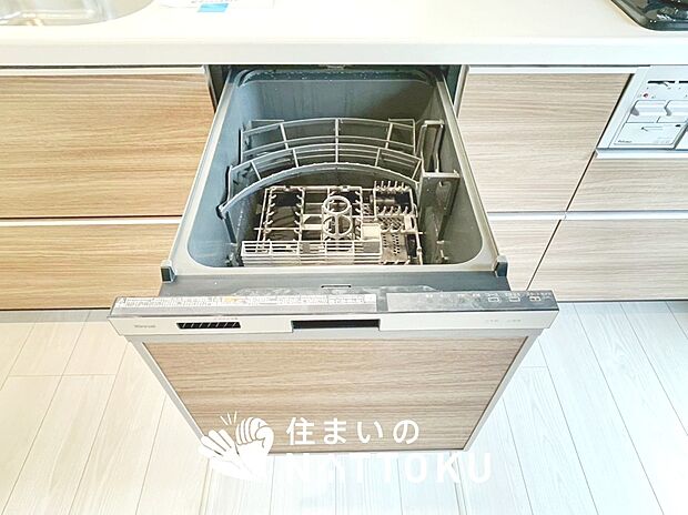 【食器洗い乾燥機】食後の時間にゆとりを与えてくれる食器洗い乾燥機。
操作ボタンも上面にあるので、腰をかがめずに操作ができラクラクです。