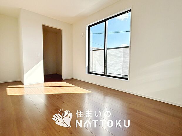 【現地写真（寝室）】木目の美しさを際立たせるシンプルデザインの建具を使用しています。