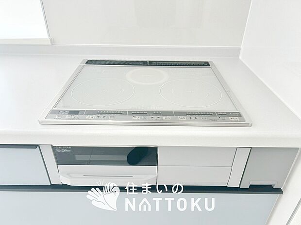 【ビルトインコンロ】フラットな構造で清掃性が高く、過熱防止センサー付３口タイプで日頃の家事も快適です。