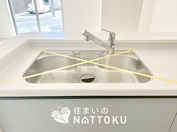 【浄水器内臓型ハンドシャワー付シンク】傷や汚れが付きにくい静音仕様の全面エンボス加工シンク。
また、蛇口の先端に浄水器を内蔵。浄水シャワーが使える毎分4リットルのたっぷり浄水。