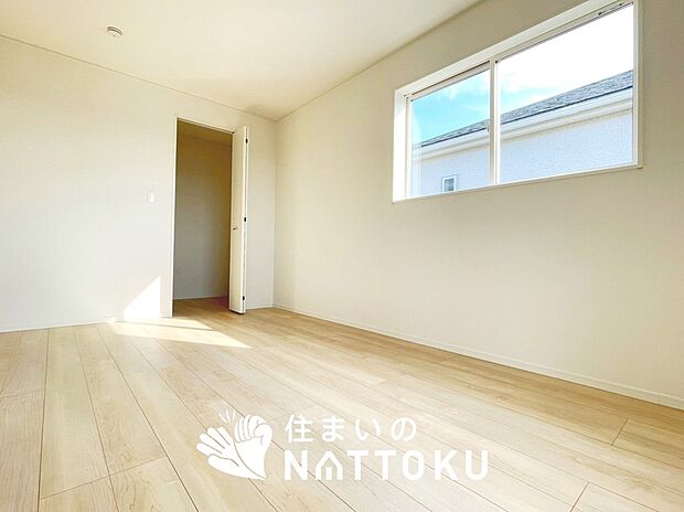【現地写真（寝室）】木目の美しさを際立たせるシンプルデザインの建具を使用しています。