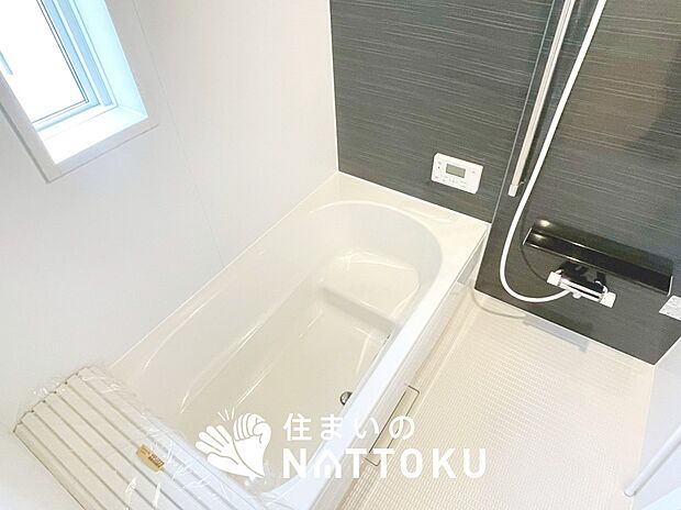 【現地写真（浴室）】浴室暖房乾燥機付き。１坪タイプで広々です。