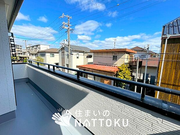 【バルコニー】奥行きが広く、洗濯物をゆったりと干せる十分な広さで、家族の洗濯も捗ります。