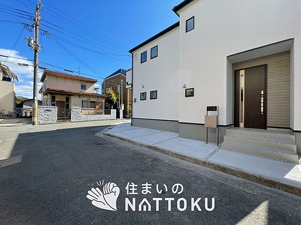 【現地写真（前道含む外観）】軽くて火災に強い屋根材を採用し、地震時の建物への負担や揺れを軽減しています。