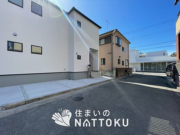 【現地写真（前道含む外観）】健康被害に配慮したもっとも安全性の高い建材を採用し、シックハウス対策をしております。