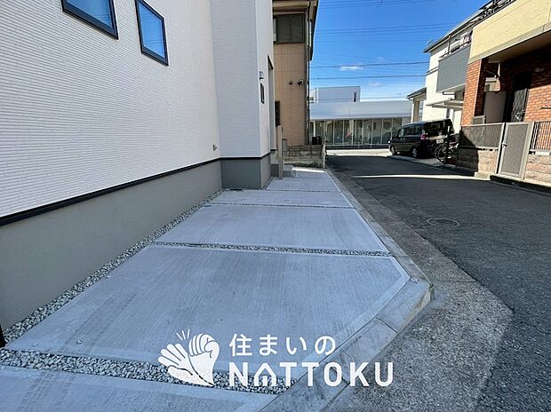 【現地写真（駐車場）】駐車スペースが広く、運転が苦手な方も安心です。