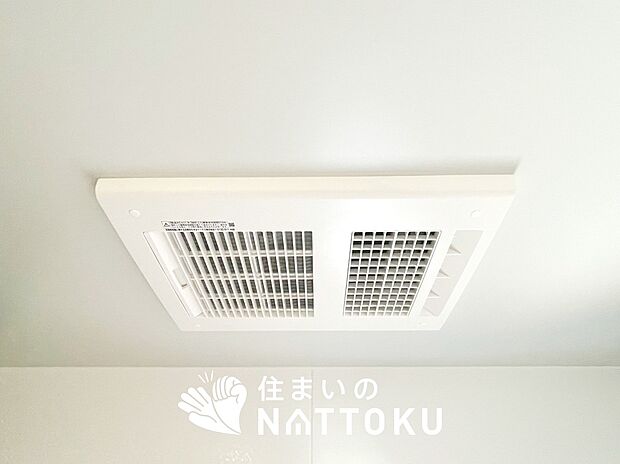 【浴室暖房換気乾燥機】サイドブロー機能で、乾燥効率アップです。
サイドに吹き出しを搭載することにより浴室内を端まで循環する気流ができ、さらに省エネ性能がアップします。