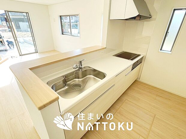 【現地写真(キッチン)】収納たっぷりのシステムキッチン、浄水器付水栓を標準装備しています。