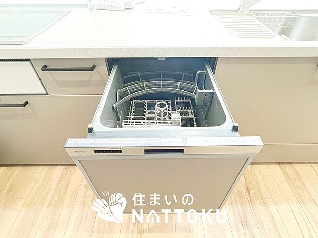 【食器洗い乾燥機】食後の時間にゆとりを与えてくれる食器洗い乾燥機。
操作ボタンも上面にあるので、腰をかがめずに操作ができラクラクです。