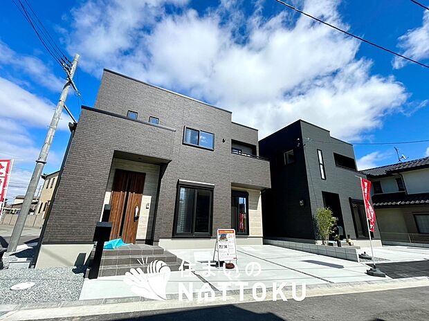 【現地写真（街並み）】軽くて火災に強い屋根材を採用し、地震時の建物への負担や揺れを軽減しています。