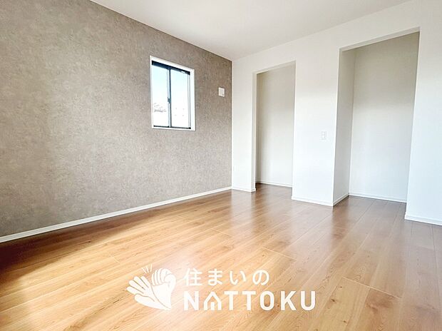 【現地写真(寝室)】木目の美しさを際立たせるシンプルデザインの建具を使用しています。
